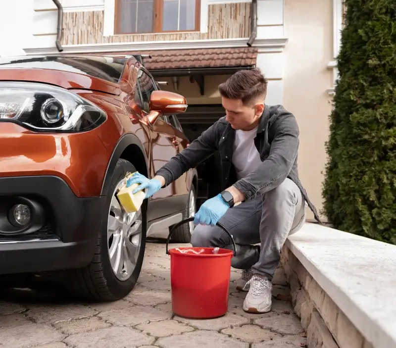 Lavage auto à domicile Villequier-Aumont : professionnel intervenant sur un véhicule